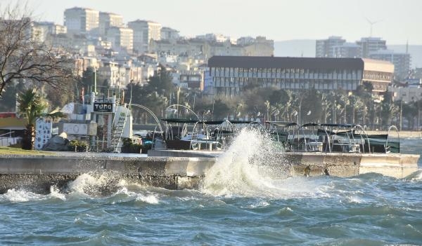 İzmir'de şiddetli rüzgar hayatı olumsuz etkiledi 10
