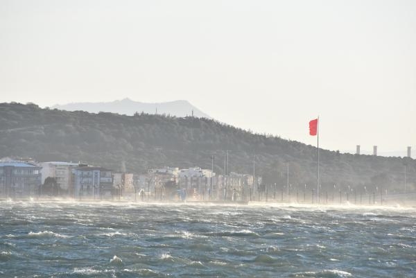 İzmir'de şiddetli rüzgar hayatı olumsuz etkiledi 6
