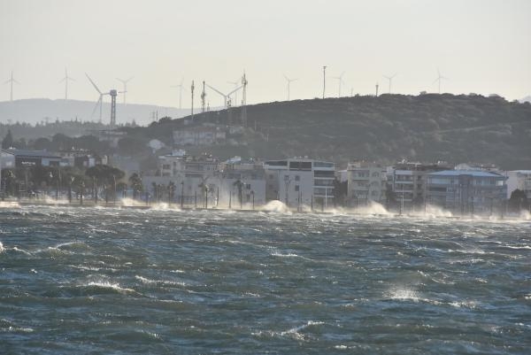 İzmir'de şiddetli rüzgar hayatı olumsuz etkiledi 9