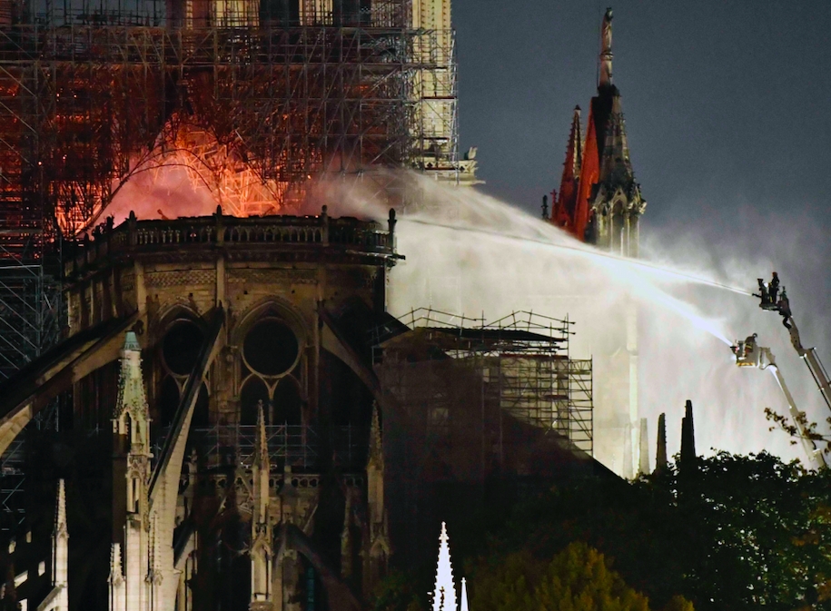 Notre Dame Katedrali'nde yangın 4