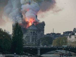Notre Dame Katedrali'nde yangın