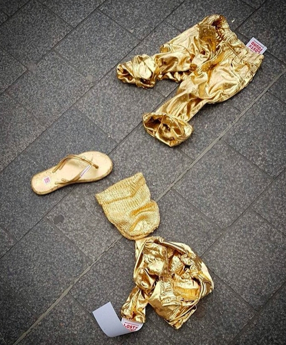 Kayıp mülteci çocuklar için altın renkli giysiler 5