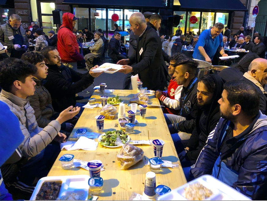 Frankfurt Türk esnafı sokakta iftar verdi 2
