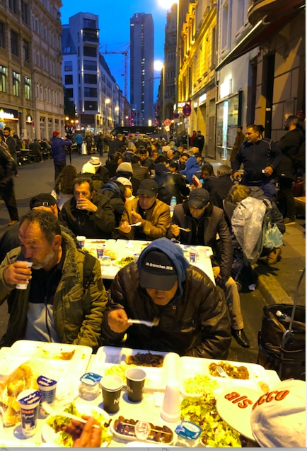 Frankfurt Türk esnafı sokakta iftar verdi 3