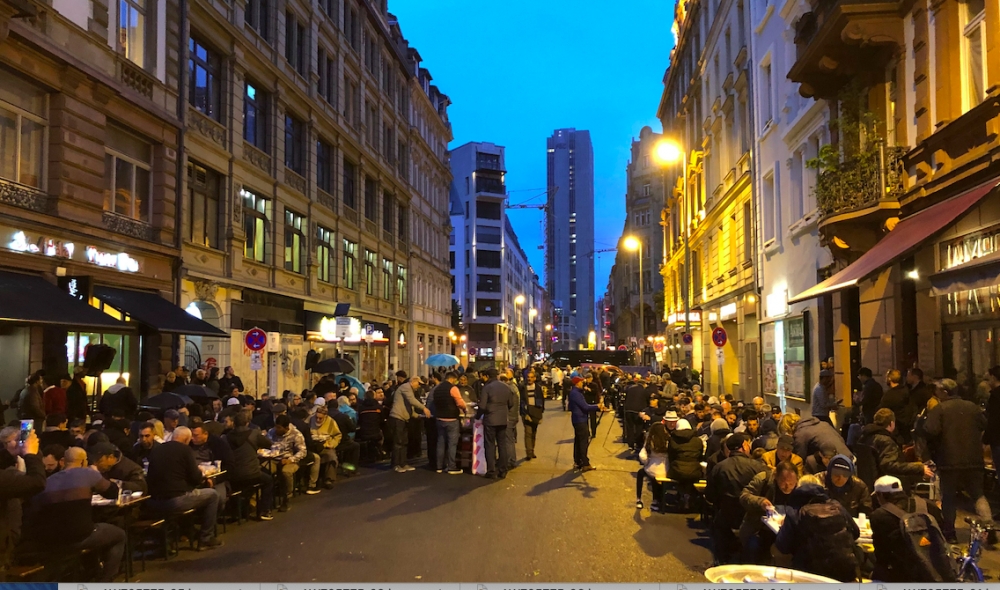 Frankfurt Türk esnafı sokakta iftar verdi 4