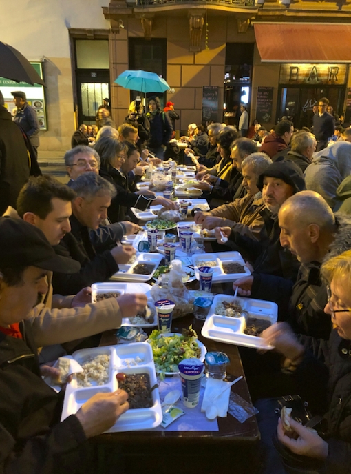 Frankfurt Türk esnafı sokakta iftar verdi 5