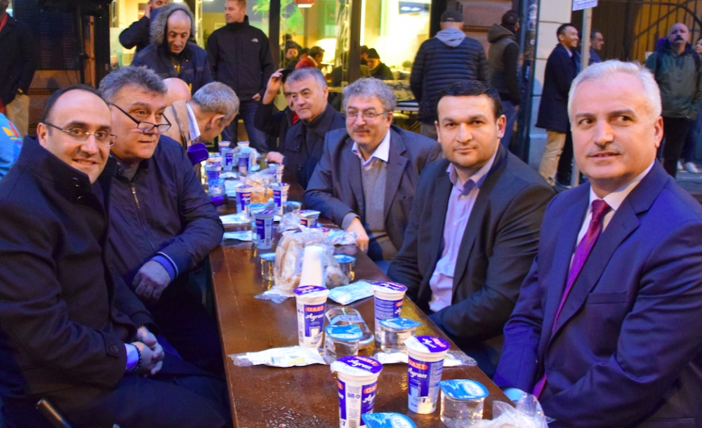 Frankfurt Türk esnafı sokakta iftar verdi 6