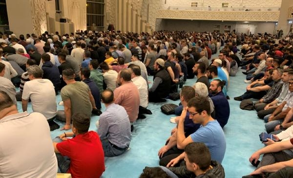 Almanya’da Müslümanlar camilere akın etti 3