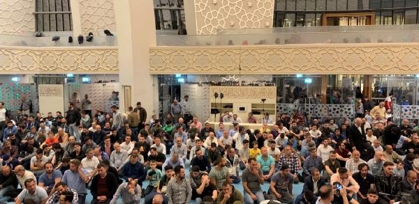 Almanya’da Müslümanlar camilere akın etti 5
