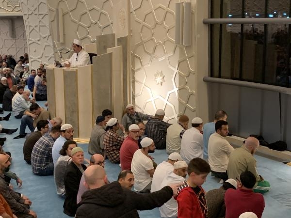 Almanya’da Müslümanlar camilere akın etti 7