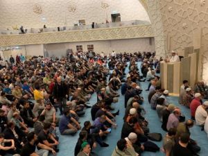 Almanya’da Müslümanlar camilere akın etti