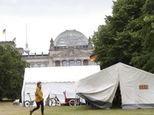 Alman çevreciler Başbakanlık önüne kamp kurdu