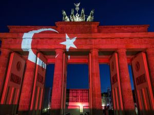 Berlin Türk bayrağı renklerine büründü