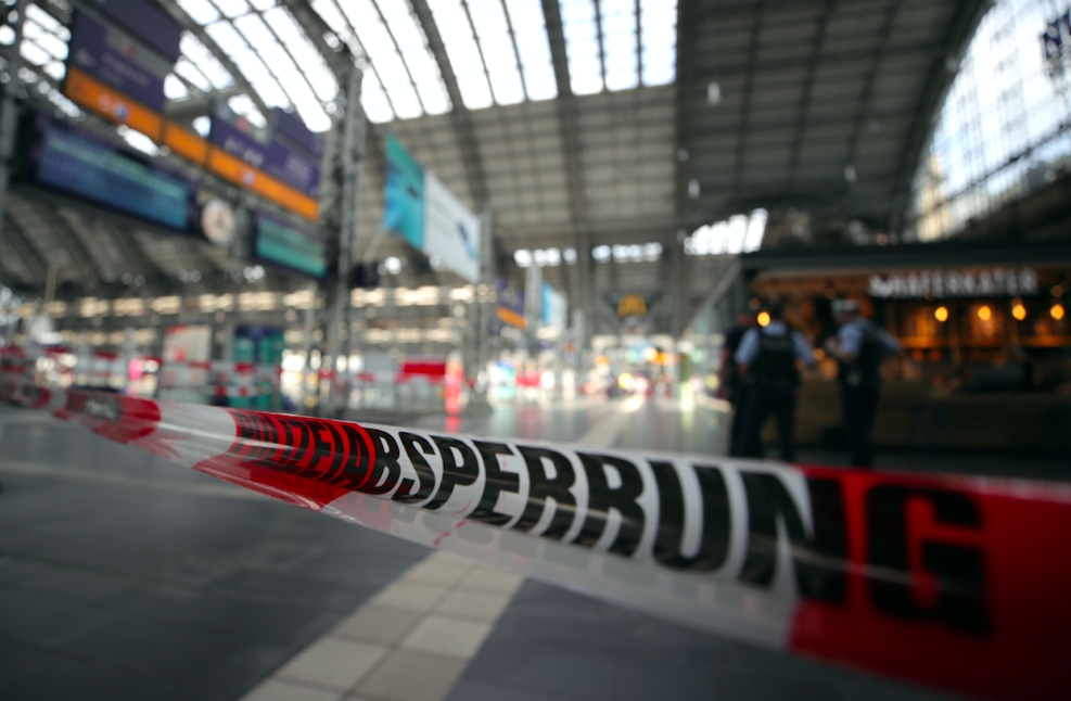 Frankfurt’ta dehşet: Anne ve çocuğunu trenin önüne itti 2