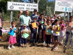 Eşekle köyleri gezerek çocuklara kitap dağıttı