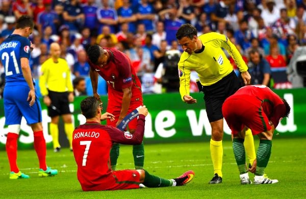 Ronaldo gözyaşları içinde sahayı terk etti 3