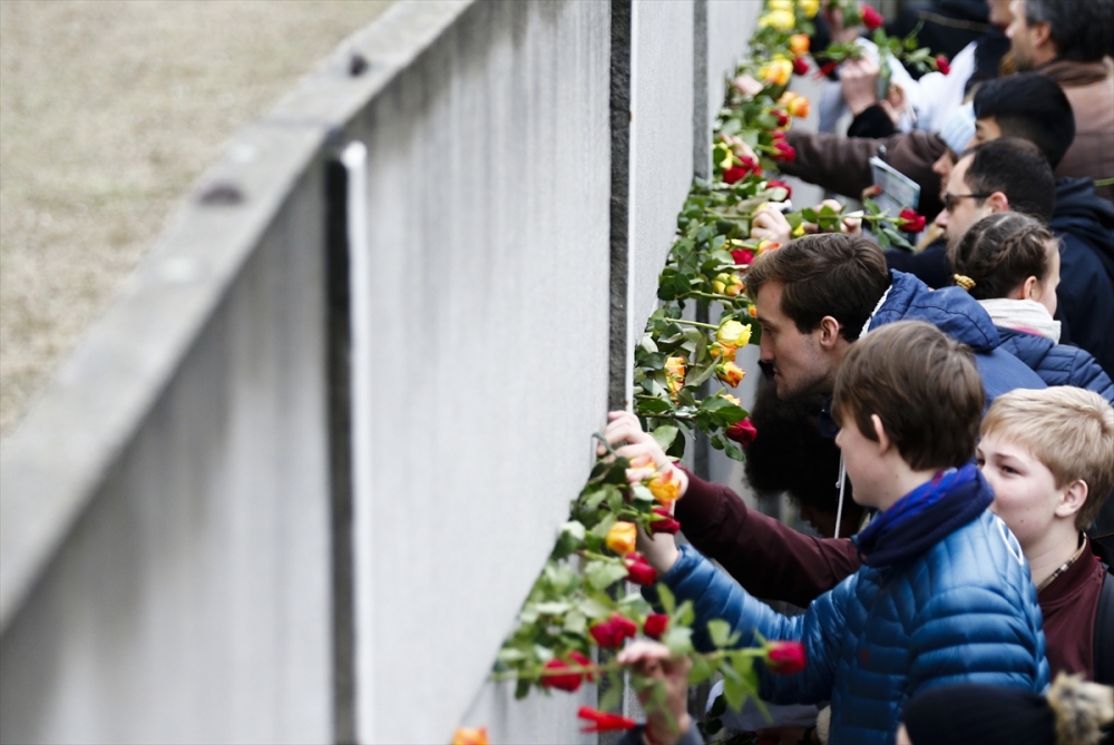 Berlin Duvarı'nın yıkılışının üzerinden 30 yıl geçti 55