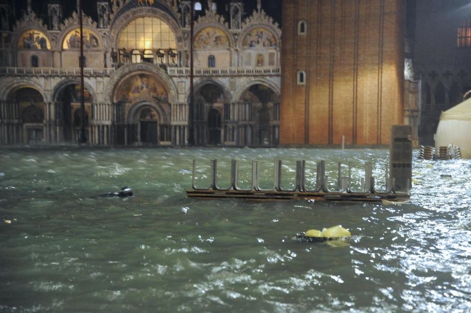 Venedik sele teslim: 2  ölü 4