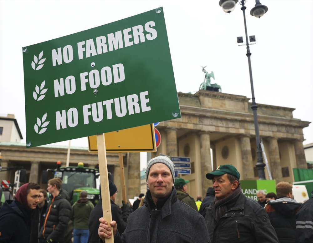 Almanya'da çiftçilerden hükümet protestosu 1