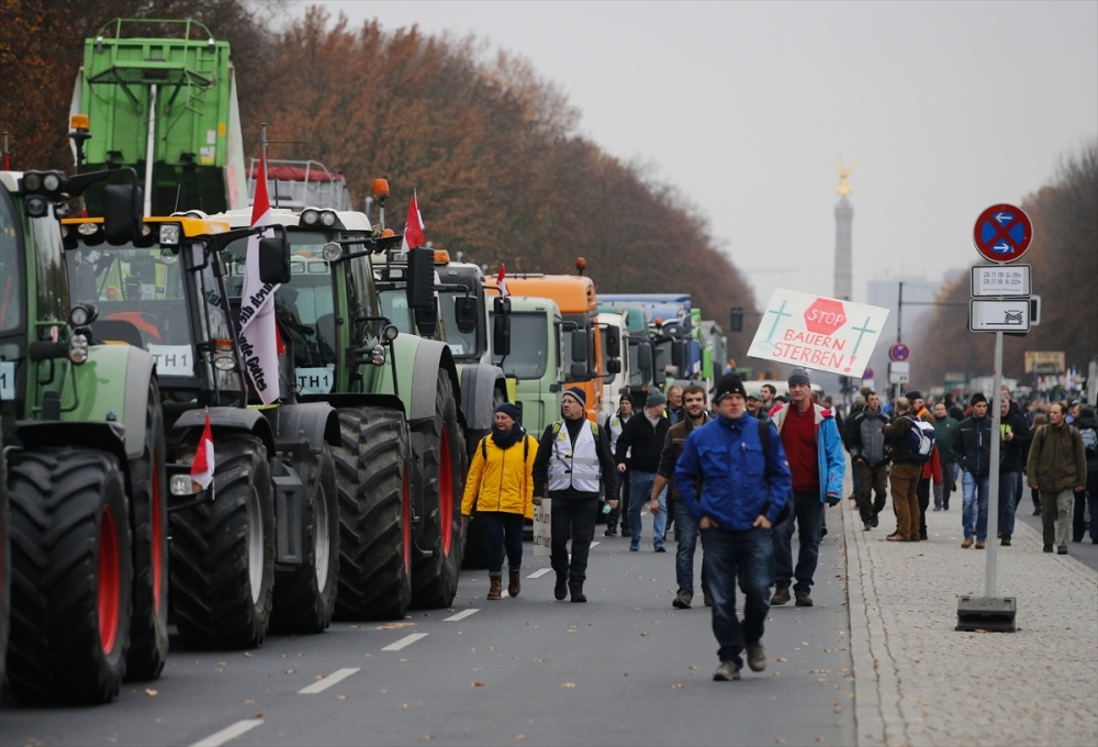 Almanya'da çiftçilerden hükümet protestosu 8