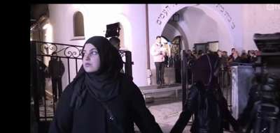 Müslümanlar sinagog çevresinde el ele daire oluşturdu