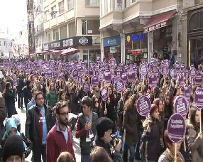 Yüzlerce kadın Özgecan için yürüdü