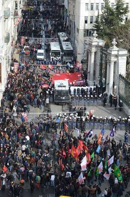 İstiklal Caddesi’nde eylemci gruplar arasına polis barikatı