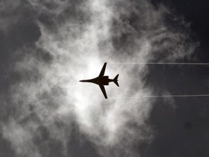 İki savaş uçağı havada çarpıştı