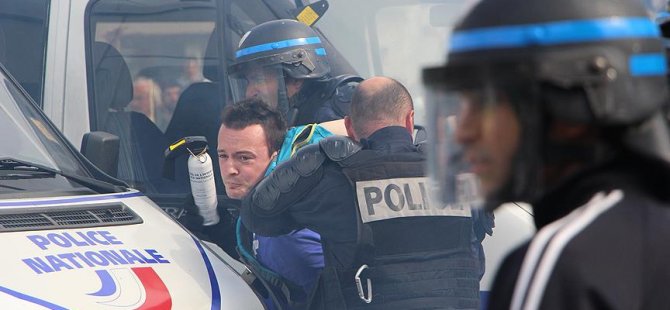 Fransa'daki gösterilere 300 bin kişi katıldı
