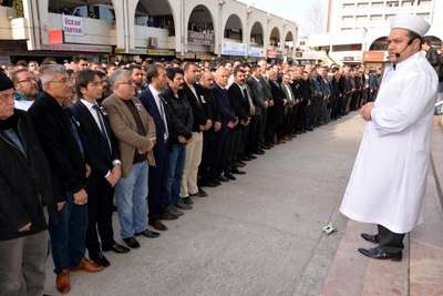 Çakıroğlu için düzenlenen yürüyüşte 'Zafer işareti' gerginliği