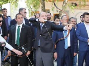 Bilal Erdoğan barış için ok attı