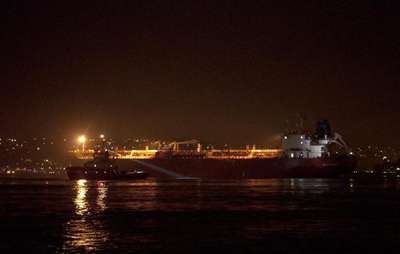 Boğaz'da arıza yapan tanker Bebek açıklarında demir attı