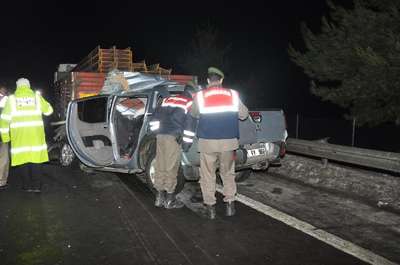 Kamyonet, TIR'a çarptı: 5 ölü, 2 yaralı (2)