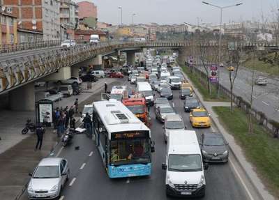 Otobüse arkadan çarpan kamyonetin sürücüsü araçta sıkıştı