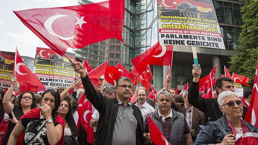 Berlin'de Türklerden Ermeni Soykırımı protestosu
