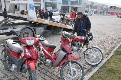 Ceza kesilen motosiklet sürücülerinden selfie