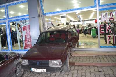 3 araca çarpan otomobil AVM'ye girdi