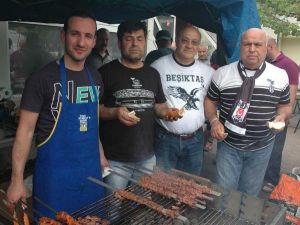 Gurbetçi Beşiktaşlılardan mangal keyfi