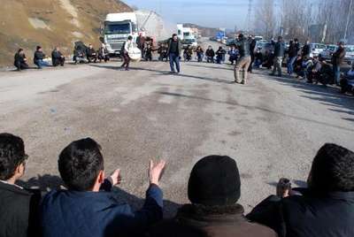 Grevdeki ağaç fabrikası işçileri yol kapattı