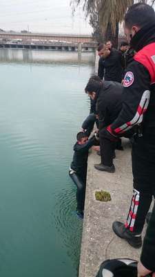 Polisten kaçmak için Seyhan Nehri'ne atladı