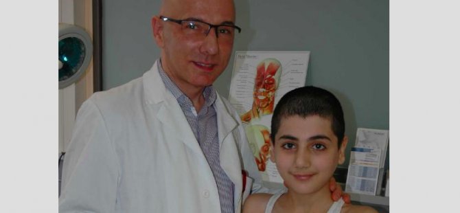 Mülteci çocuğun imdadına Türk profesör yetişti