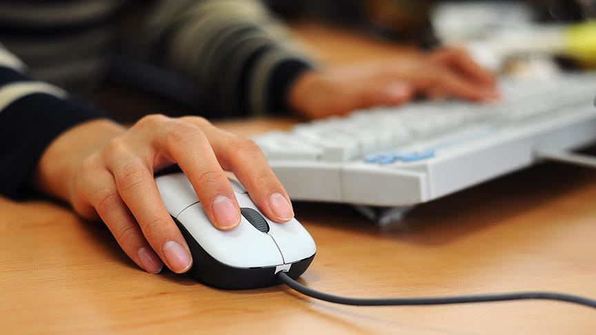Facebook'ta ırkçı paylaşım hemen silinecek
