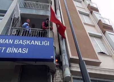 Türk bayrağını yanmaktan son anda kurtardılar