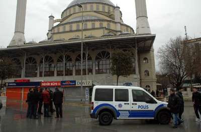 Cami önünde şüpheli çanta paniği