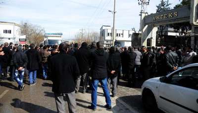 Paralarını alamayan fabrika işçileri yol kapattı
