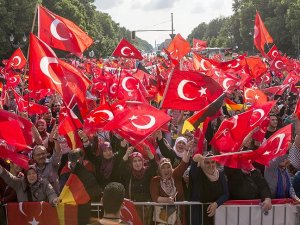 Almanya'daki Türkler meydanlara indi