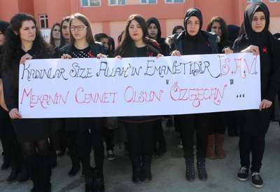 Üniversiteli kızlar siyah giyip, Özgecan için yürüdü