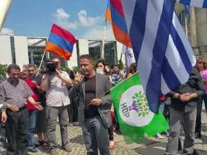 Sol Parti milletvekilinden HDP bayraklı 'soykırım' desteği