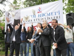 Nazım Hikmet, mezarı başında anıldı