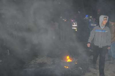 Lastik yakıp elektrik kesintilerini protesto ettiler
